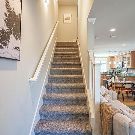 Exquisite Central Townhome With Spacious Loft And Gourmet Kitchen Сіетл Екстер'єр фото