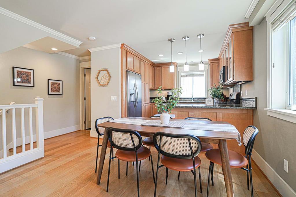 Exquisite Central Townhome With Spacious Loft And Gourmet Kitchen Сіетл Екстер'єр фото