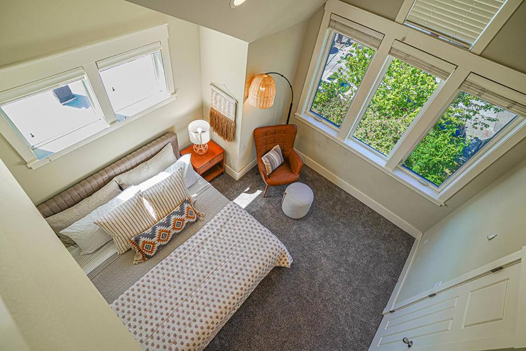 Exquisite Central Townhome With Spacious Loft And Gourmet Kitchen Сіетл Екстер'єр фото