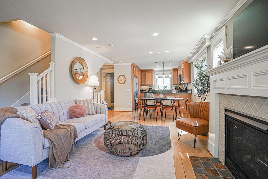 Exquisite Central Townhome With Spacious Loft And Gourmet Kitchen Сіетл Екстер'єр фото