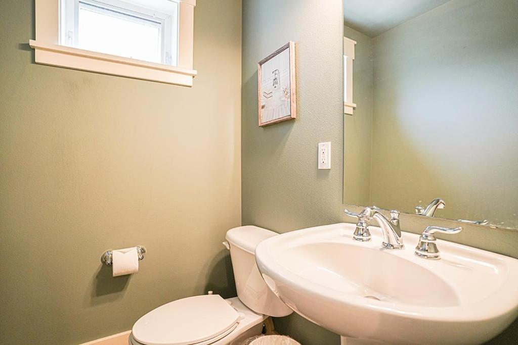 Exquisite Central Townhome With Spacious Loft And Gourmet Kitchen Сіетл Екстер'єр фото