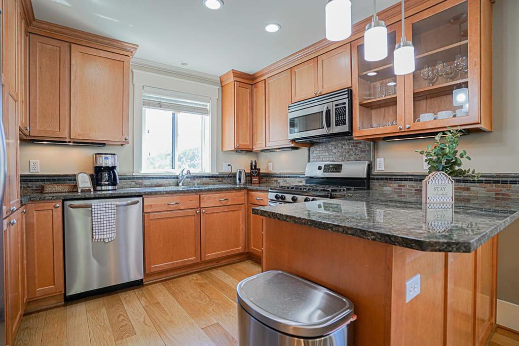Exquisite Central Townhome With Spacious Loft And Gourmet Kitchen Сіетл Екстер'єр фото