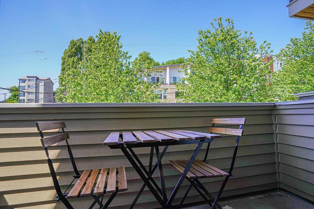 Exquisite Central Townhome With Spacious Loft And Gourmet Kitchen Сіетл Екстер'єр фото