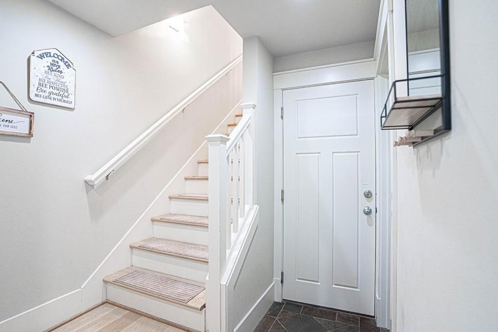 Exquisite Central Townhome With Spacious Loft And Gourmet Kitchen Сіетл Екстер'єр фото