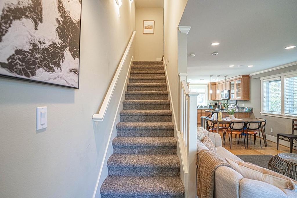 Exquisite Central Townhome With Spacious Loft And Gourmet Kitchen Сіетл Екстер'єр фото